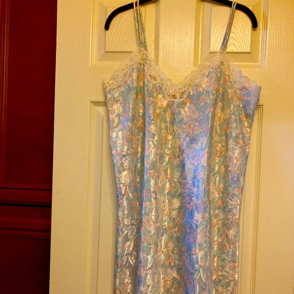 Floral Robe & Nightie Set in Pastel Pinks & Blues - Picture 3 of 8